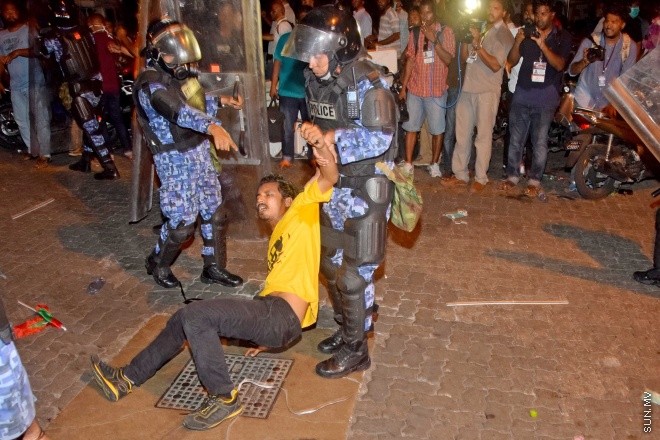 މޭ 1، 2015: "އަނިޔާވެރިކަން ނިންމުމަށް" ނަމުގައި އަދާލަތު ޕާޓީ އިސްވެ އިދުކޮޅު ފަރާތްތަކާއެކު ކުރި މުޒާހަރާގައި ހިނގައި ދިޔަ ހަމަ ނުޖެހުންތަށް &ndash; ސަންފޮޓޯ/ އަލީ ނަސީރު