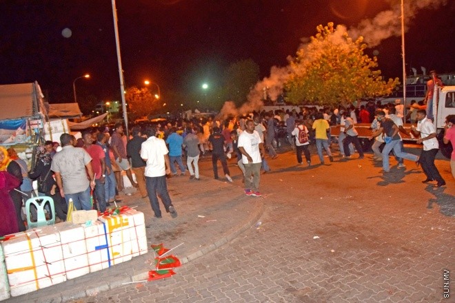 މޭ 1، 2015: "އަނިޔާވެރިކަން ނިންމުމަށް" ނަމުގައި އަދާލަތު ޕާޓީ އިސްވެ އިދުކޮޅު ފަރާތްތަކާއެކު ކުރި މުޒާހަރާގައި ހިނގައި ދިޔަ ހަމަ ނުޖެހުންތަށް &ndash; ސަންފޮޓޯ/ އަލީ ނަސީރު