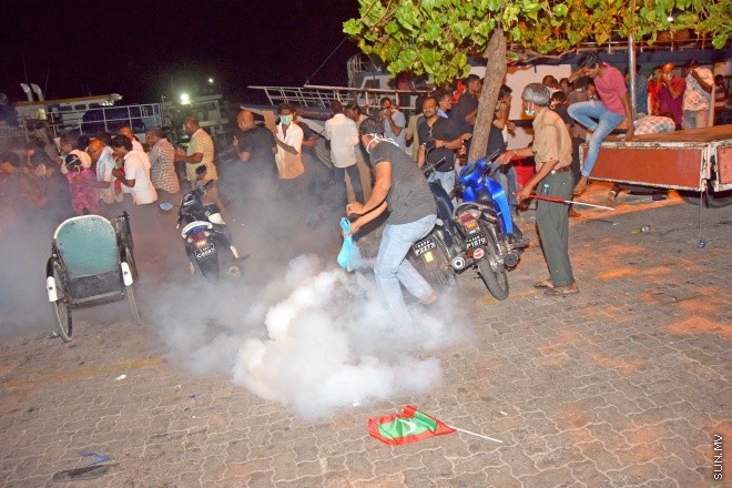 މޭ 1، 2015: "އަނިޔާވެރިކަން ނިންމުމަށް" ނަމުގައި އަދާލަތު ޕާޓީ އިސްވެ އިދުކޮޅު ފަރާތްތަކާއެކު ކުރި މުޒާހަރާގައި ހިނގައި ދިޔަ ހަމަ ނުޖެހުންތަށް &ndash; ސަންފޮޓޯ/ އަލީ ނަސީރު