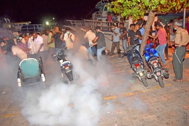 މޭ 1، 2015: "އަނިޔާވެރިކަން ނިންމުމަށް" ނަމުގައި އަދާލަތު ޕާޓީ އިސްވެ އިދުކޮޅު ފަރާތްތަކާއެކު ކުރި މުޒާހަރާގައި ހިނގައި ދިޔަ ހަމަ ނުޖެހުންތަށް &ndash; ސަންފޮޓޯ/ އަލީ ނަސީރު