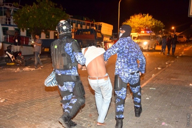 މޭ 1، 2015: "އަނިޔާވެރިކަން ނިންމުމަށް" ނަމުގައި އަދާލަތު ޕާޓީ އިސްވެ އިދުކޮޅު ފަރާތްތަކާއެކު ކުރި މުޒާހަރާގައި ހިނގައި ދިޔަ ހަމަ ނުޖެހުންތަށް &ndash; ސަންފޮޓޯ/ އަލީ ނަސީރު