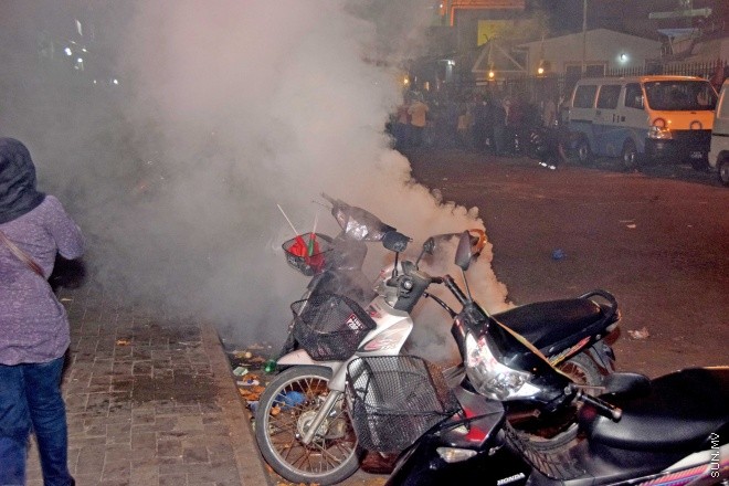 މޭ 1، 2015: "އަނިޔާވެރިކަން ނިންމުމަށް" ނަމުގައި އަދާލަތު ޕާޓީ އިސްވެ އިދުކޮޅު ފަރާތްތަކާއެކު ކުރި މުޒާހަރާގައި ހިނގައި ދިޔަ ހަމަ ނުޖެހުންތަށް &ndash; ސަންފޮޓޯ/ އަލީ ނަސީރު