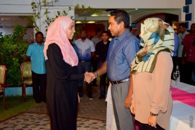 މޭ 4، 2015: ނޭޕާލްއިން އެންބުރި ރާއްޖެ ގެނައި ދިވެހިންނާ ރައިސުލް ޖުމްހޫރިއްޔާގެ ދެކަންބަލުން ބައްދަލު ކޮލެއްވުމުގެ ތެރެއިން --- ފޮޓޯ/ ޔޫސުފް ސޮފްވާން
