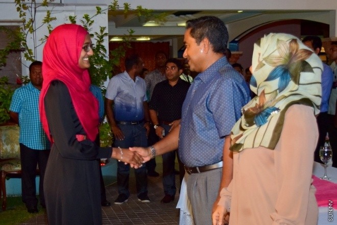 މޭ 4، 2015: ނޭޕާލްއިން އެންބުރި ރާއްޖެ ގެނައި ދިވެހިންނާ ރައިސުލް ޖުމްހޫރިއްޔާގެ ދެކަންބަލުން ބައްދަލު ކޮލެއްވުމުގެ ތެރެއިން --- ފޮޓޯ/ ޔޫސުފް ސޮފްވާން