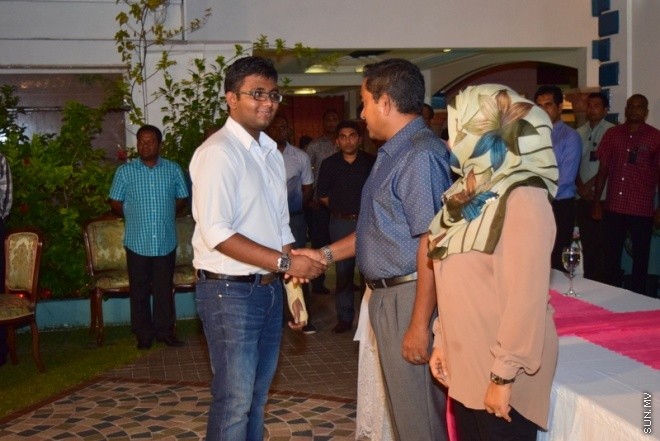 މޭ 4، 2015: ނޭޕާލްއިން އެންބުރި ރާއްޖެ ގެނައި ދިވެހިންނާ ރައިސުލް ޖުމްހޫރިއްޔާގެ ދެކަންބަލުން ބައްދަލު ކޮލެއްވުމުގެ ތެރެއިން --- ފޮޓޯ/ ޔޫސުފް ސޮފްވާން