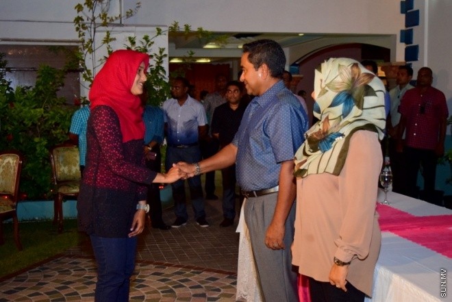 މޭ 4، 2015: ނޭޕާލްއިން އެންބުރި ރާއްޖެ ގެނައި ދިވެހިންނާ ރައިސުލް ޖުމްހޫރިއްޔާގެ ދެކަންބަލުން ބައްދަލު ކޮލެއްވުމުގެ ތެރެއިން --- ފޮޓޯ/ ޔޫސުފް ސޮފްވާން