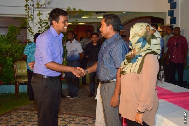 މޭ 4، 2015: ނޭޕާލްއިން އެންބުރި ރާއްޖެ ގެނައި ދިވެހިންނާ ރައިސުލް ޖުމްހޫރިއްޔާގެ ދެކަންބަލުން ބައްދަލު ކޮލެއްވުމުގެ ތެރެއިން --- ފޮޓޯ/ ޔޫސުފް ސޮފްވާން