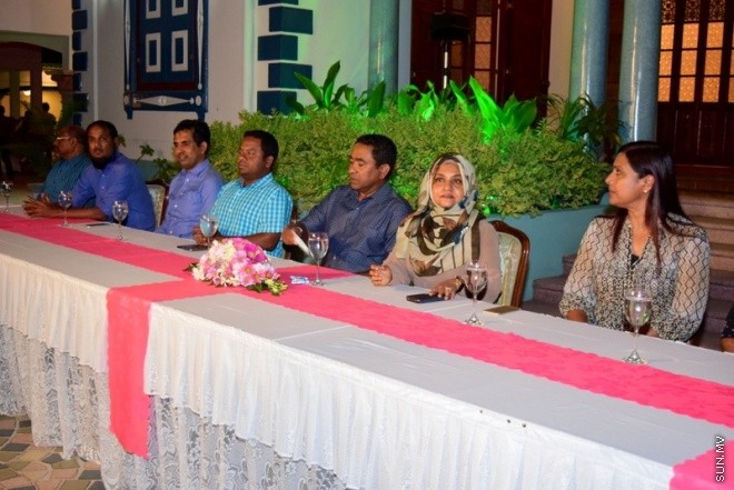 މޭ 4، 2015: ނޭޕާލްއިން އެންބުރި ރާއްޖެ ގެނައި ދިވެހިންނާ ރައިސުލް ޖުމްހޫރިއްޔާގެ ދެކަންބަލުން ބައްދަލު ކޮލެއްވުމުގެ ތެރެއިން --- ފޮޓޯ/ ޔޫސުފް ސޮފްވާން