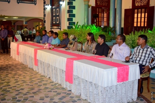 މޭ 4، 2015: ނޭޕާލްއިން އެންބުރި ރާއްޖެ ގެނައި ދިވެހިންނާ ރައިސުލް ޖުމްހޫރިއްޔާގެ ދެކަންބަލުން ބައްދަލު ކޮލެއްވުމުގެ ތެރެއިން --- ފޮޓޯ/ ޔޫސުފް ސޮފްވާން