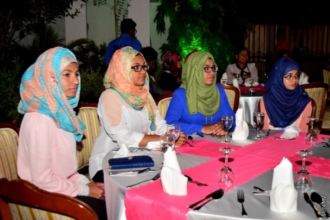 މޭ 4، 2015: ނޭޕާލްއިން އެންބުރި ރާއްޖެ ގެނައި ދިވެހިންނާ ރައިސުލް ޖުމްހޫރިއްޔާގެ ދެކަންބަލުން ބައްދަލު ކޮލެއްވުމުގެ ތެރެއިން --- ފޮޓޯ/ ޔޫސުފް ސޮފްވާން