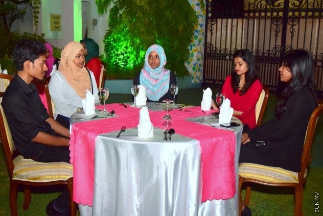 މޭ 4، 2015: ނޭޕާލްއިން އެންބުރި ރާއްޖެ ގެނައި ދިވެހިންނާ ރައިސުލް ޖުމްހޫރިއްޔާގެ ދެކަންބަލުން ބައްދަލު ކޮލެއްވުމުގެ ތެރެއިން --- ފޮޓޯ/ ޔޫސުފް ސޮފްވާން