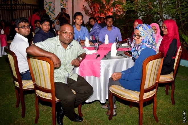 މޭ 4، 2015: ނޭޕާލްއިން އެންބުރި ރާއްޖެ ގެނައި ދިވެހިންނާ ރައިސުލް ޖުމްހޫރިއްޔާގެ ދެކަންބަލުން ބައްދަލު ކޮލެއްވުމުގެ ތެރެއިން --- ފޮޓޯ/ ޔޫސުފް ސޮފްވާން