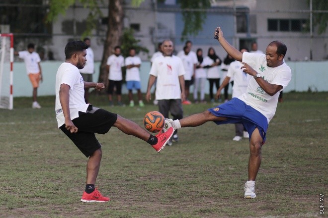 މެއި 8، 2015: ރާއްޖޭގެ މިނިވަންކަމަށް 50 އަހަރު ފުރުން ފާހަގަ ކުރުމަށާއި ކަސްޓަމް ޚިދުމަތަށް 125 އަހަރު ފުރުން ފާހަގަ ކުރުމަށް 'ފަން ރަން' ގެ ނަމުގައި ބޭއްވި ހަރަކާތްތަކުގެ ތެރެއިން -- ސަން ފޮޓޯ/ފަޔާޒު މޫސާ