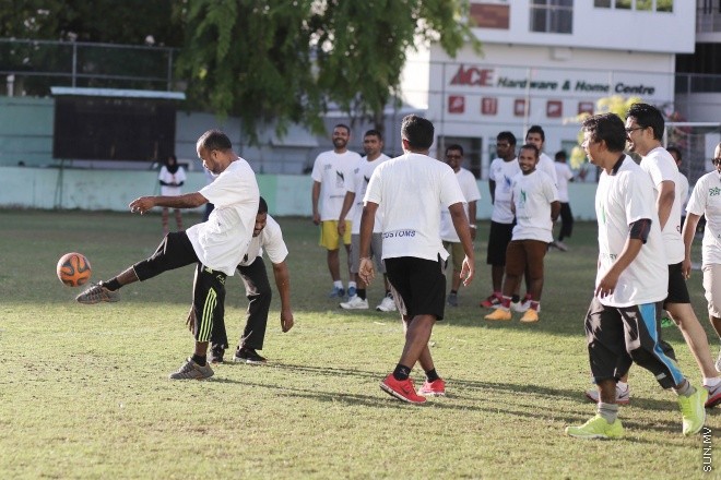 މެއި 8، 2015: ރާއްޖޭގެ މިނިވަންކަމަށް 50 އަހަރު ފުރުން ފާހަގަ ކުރުމަށާއި ކަސްޓަމް ޚިދުމަތަށް 125 އަހަރު ފުރުން ފާހަގަ ކުރުމަށް 'ފަން ރަން' ގެ ނަމުގައި ބޭއްވި ހަރަކާތްތަކުގެ ތެރެއިން -- ސަން ފޮޓޯ/ފަޔާޒު މޫސާ