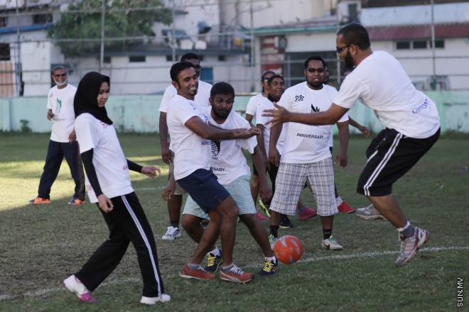 މެއި 8، 2015: ރާއްޖޭގެ މިނިވަންކަމަށް 50 އަހަރު ފުރުން ފާހަގަ ކުރުމަށާއި ކަސްޓަމް ޚިދުމަތަށް 125 އަހަރު ފުރުން ފާހަގަ ކުރުމަށް 'ފަން ރަން' ގެ ނަމުގައި ބޭއްވި ހަރަކާތްތަކުގެ ތެރެއިން -- ސަން ފޮޓޯ/ފަޔާޒު މޫސާ
