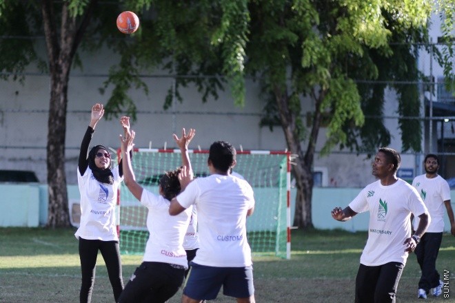 މެއި 8، 2015: ރާއްޖޭގެ މިނިވަންކަމަށް 50 އަހަރު ފުރުން ފާހަގަ ކުރުމަށާއި ކަސްޓަމް ޚިދުމަތަށް 125 އަހަރު ފުރުން ފާހަގަ ކުރުމަށް 'ފަން ރަން' ގެ ނަމުގައި ބޭއްވި ހަރަކާތްތަކުގެ ތެރެއިން -- ސަން ފޮޓޯ/ފަޔާޒު މޫސާ