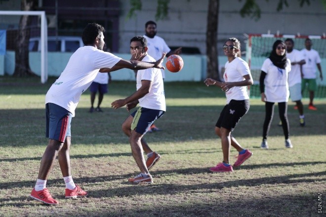 މެއި 8، 2015: ރާއްޖޭގެ މިނިވަންކަމަށް 50 އަހަރު ފުރުން ފާހަގަ ކުރުމަށާއި ކަސްޓަމް ޚިދުމަތަށް 125 އަހަރު ފުރުން ފާހަގަ ކުރުމަށް 'ފަން ރަން' ގެ ނަމުގައި ބޭއްވި ހަރަކާތްތަކުގެ ތެރެއިން -- ސަން ފޮޓޯ/ފަޔާޒު މޫސާ