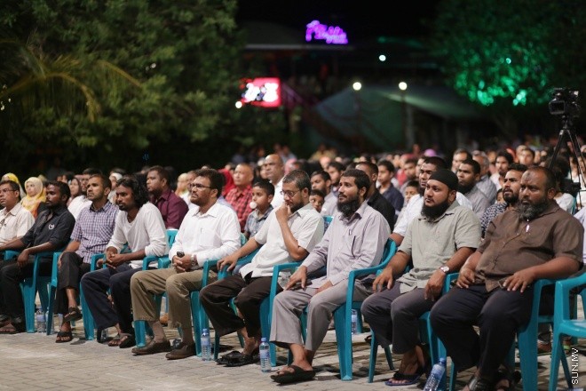 މެއި 8، 2015: "އިލާހީ ކޯފާއަށް ބިރުވެތިވޭ" ނަމުގައި ކާނިވާ ސަރަހައްދުގައި އައްޝައިހް އިލްޔާސް ޙުސައިން ދެއްވި ދަރުސްގެ ތެރެއިން -- ސަން ފޮޓޯ/ ފަޔާޒު މޫސާ