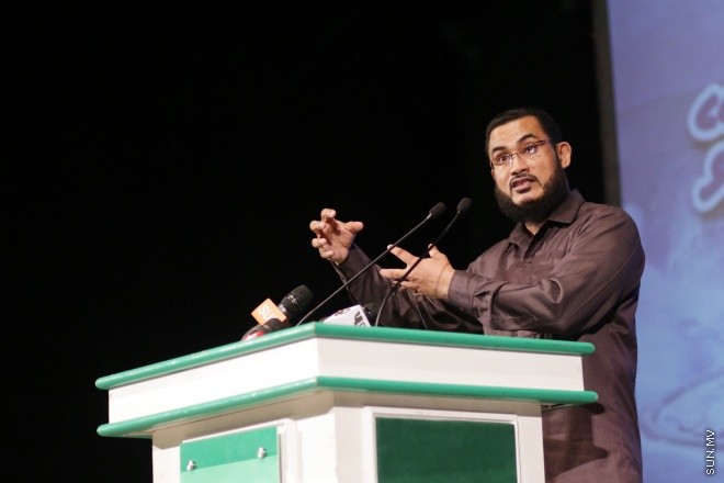 މެއި 8، 2015: "އިލާހީ ކޯފާއަށް ބިރުވެތިވޭ" ނަމުގައި ކާނިވާ ސަރަހައްދުގައި އައްޝައިހް އިލްޔާސް ޙުސައިން ދެއްވި ދަރުސްގެ ތެރެއިން -- ސަން ފޮޓޯ/ ފަޔާޒު މޫސާ