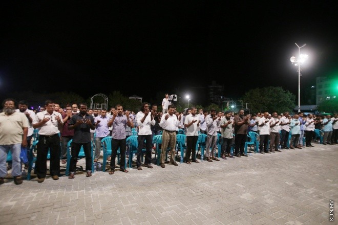 މެއި 8، 2015: "އިލާހީ ކޯފާއަށް ބިރުވެތިވޭ" ނަމުގައި ކާނިވާ ސަރަހައްދުގައި އައްޝައިހް އިލްޔާސް ޙުސައިން ދެއްވި ދަރުސްގެ ތެރެއިން -- ސަން ފޮޓޯ/ ފަޔާޒު މޫސާ