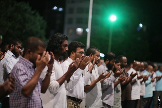 މެއި 8، 2015: "އިލާހީ ކޯފާއަށް ބިރުވެތިވޭ" ނަމުގައި ކާނިވާ ސަރަހައްދުގައި އައްޝައިހް އިލްޔާސް ޙުސައިން ދެއްވި ދަރުސްގެ ތެރެއިން -- ސަން ފޮޓޯ/ ފަޔާޒު މޫސާ
