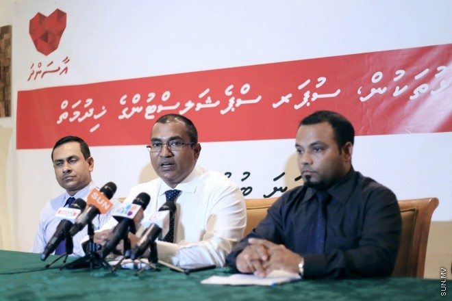 މެއި 8، 2015: ސުޕަ ސްޕެޝަލިސްޓުންގެ ޚިދުމަތުގެ ތެރެއިން ތަފާތު އެކި ދާއިރާތަކުން 18 ޑޮކްޓަރުން ރާއްޖެއައުން -- ސަން ފޮޓޯ/ ފަޔާޒު މޫސާ