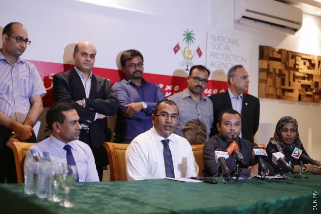 މެއި 8، 2015: ސުޕަ ސްޕެޝަލިސްޓުންގެ ޚިދުމަތުގެ ތެރެއިން ތަފާތު އެކި ދާއިރާތަކުން 18 ޑޮކްޓަރުން ރާއްޖެއައުން -- ސަން ފޮޓޯ/ ފަޔާޒު މޫސާ