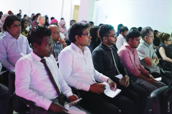 މެއި 8، 2015: ބައިނަލްއަގުވާމީ ތެލެސީމިއާ ކުދިންގެ ދުވަސް ފާހަގަކުރުމަށް ނެޝަނަލް އާޓު ގެލެރީގައި ބޭއްވި ޚާއްސަ ރަސްމިއްޔާތުގެ ތެރެއިން -- ސަން ފޮޓޯ/ ފަޔާޒު މޫސާ