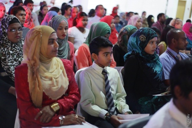 މެއި 8، 2015: ބައިނަލްއަގުވާމީ ތެލެސީމިއާ ކުދިންގެ ދުވަސް ފާހަގަކުރުމަށް ނެޝަނަލް އާޓު ގެލެރީގައި ބޭއްވި ޚާއްސަ ރަސްމިއްޔާތުގެ ތެރެއިން -- ސަން ފޮޓޯ/ ފަޔާޒު މޫސާ