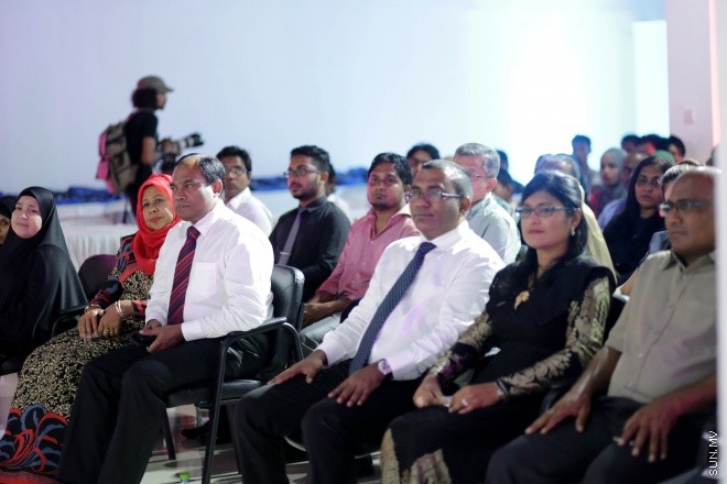 މެއި 8، 2015: ބައިނަލްއަގުވާމީ ތެލެސީމިއާ ކުދިންގެ ދުވަސް ފާހަގަކުރުމަށް ނެޝަނަލް އާޓު ގެލެރީގައި ބޭއްވި ޚާއްސަ ރަސްމިއްޔާތުގެ ތެރެއިން -- ސަން ފޮޓޯ/ ފަޔާޒު މޫސާ