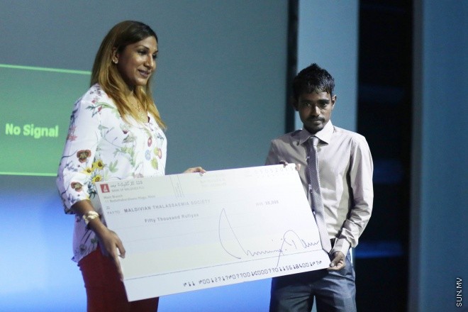 މެއި 8، 2015: ބައިނަލްއަގުވާމީ ތެލެސީމިއާ ކުދިންގެ ދުވަސް ފާހަގަކުރުމަށް ނެޝަނަލް އާޓު ގެލެރީގައި ބޭއްވި ޚާއްސަ ރަސްމިއްޔާތުގެ ތެރެއިން -- ސަން ފޮޓޯ/ ފަޔާޒު މޫސާ