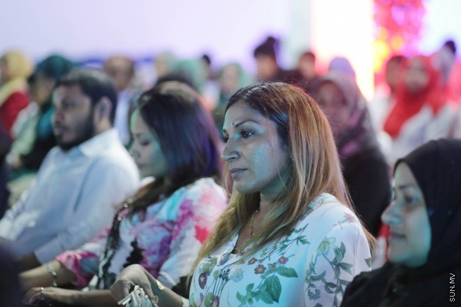 މެއި 8، 2015: ބައިނަލްއަގުވާމީ ތެލެސީމިއާ ކުދިންގެ ދުވަސް ފާހަގަކުރުމަށް ނެޝަނަލް އާޓު ގެލެރީގައި ބޭއްވި ޚާއްސަ ރަސްމިއްޔާތުގެ ތެރެއިން -- ސަން ފޮޓޯ/ ފަޔާޒު މޫސާ
