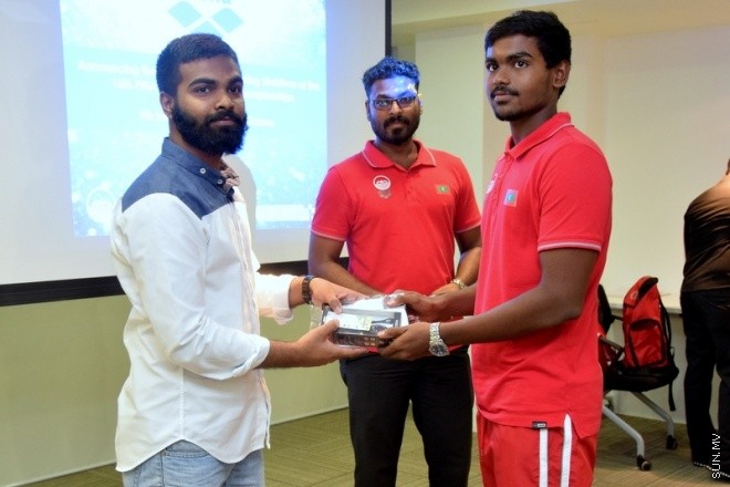 މޭ 11، 2015:ފީނާ ވޯލްޑް ޗެމްޕިއަންޝިޕް އަދި އައިއޯއައިޖީގައި ވާދަކުރާ ގައުމީ ސްވިމިންގް ސްކޮޑު އިއުލާންކުރުމުގެ ތެރެއިން --- ސަން ފޮޓޯ/ ޔޫސުފް ސޮފްވާން
