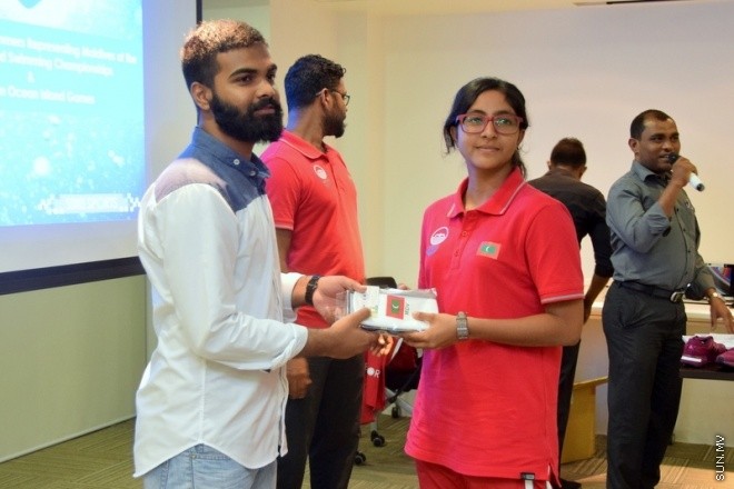 މޭ 11، 2015:ފީނާ ވޯލްޑް ޗެމްޕިއަންޝިޕް އަދި އައިއޯއައިޖީގައި ވާދަކުރާ ގައުމީ ސްވިމިންގް ސްކޮޑު އިއުލާންކުރުމުގެ ތެރެއިން --- ސަން ފޮޓޯ/ ޔޫސުފް ސޮފްވާން