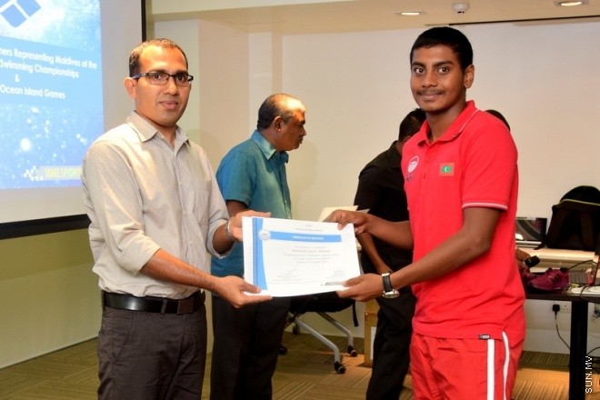 މޭ 11، 2015:ފީނާ ވޯލްޑް ޗެމްޕިއަންޝިޕް އަދި އައިއޯއައިޖީގައި ވާދަކުރާ ގައުމީ ސްވިމިންގް ސްކޮޑު އިއުލާންކުރުމުގެ ތެރެއިން --- ސަން ފޮޓޯ/ ޔޫސުފް ސޮފްވާން