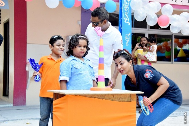 މޭ 15، 2015: ސަން ސިޔާމް ގުރޫޕަށް 25 އަހަރު ފުރުން ފާހަގަ ކުރުމުގެ ގޮތުން ހިންގުމަށް ހަމަޖެހިފައިވާ ހަރަކާތްތަކުގެ ތެރެއިން މުހިޔުއްދީން ސްކޫލުގައި "ސަން ފަން ފޯ ކިޑްސް" ގެ ނަމުގައި ބޭއްވި ކުޑަކުދިންގެ ހަވީރުގެ ތެރެއިން &ndash; ސަންފޮޓޯ/ އަލީ ނަސީރު