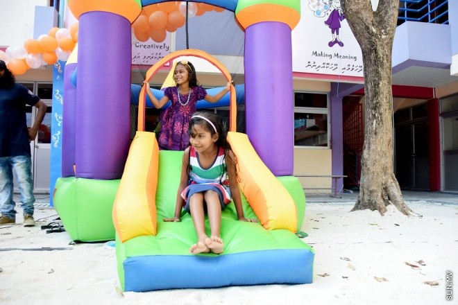 މޭ 15، 2015: ސަން ސިޔާމް ގުރޫޕަށް 25 އަހަރު ފުރުން ފާހަގަ ކުރުމުގެ ގޮތުން ހިންގުމަށް ހަމަޖެހިފައިވާ ހަރަކާތްތަކުގެ ތެރެއިން މުހިޔުއްދީން ސްކޫލުގައި "ސަން ފަން ފޯ ކިޑްސް" ގެ ނަމުގައި ބޭއްވި ކުޑަކުދިންގެ ހަވީރުގެ ތެރެއިން &ndash; ސަންފޮޓޯ/ އަލީ ނަސީރު