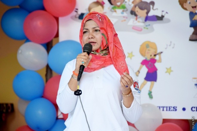 މޭ 15، 2015: ސަން ސިޔާމް ގުރޫޕަށް 25 އަހަރު ފުރުން ފާހަގަ ކުރުމުގެ ގޮތުން ހިންގުމަށް ހަމަޖެހިފައިވާ ހަރަކާތްތަކުގެ ތެރެއިން މުހިޔުއްދީން ސްކޫލުގައި "ސަން ފަން ފޯ ކިޑްސް" ގެ ނަމުގައި ބޭއްވި ކުޑަކުދިންގެ ހަވީރުގެ ތެރެއިން &ndash; ސަންފޮޓޯ/ އަލީ ނަސީރު