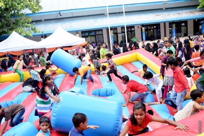 މޭ 15، 2015: ސަން ސިޔާމް ގުރޫޕަށް 25 އަހަރު ފުރުން ފާހަގަ ކުރުމުގެ ގޮތުން ހިންގުމަށް ހަމަޖެހިފައިވާ ހަރަކާތްތަކުގެ ތެރެއިން މުހިޔުއްދީން ސްކޫލުގައި "ސަން ފަން ފޯ ކިޑްސް" ގެ ނަމުގައި ބޭއްވި ކުޑަކުދިންގެ ހަވީރުގެ ތެރެއިން &ndash; ސަންފޮޓޯ/ އަލީ ނަސީރު