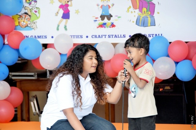 މޭ 15، 2015: ސަން ސިޔާމް ގުރޫޕަށް 25 އަހަރު ފުރުން ފާހަގަ ކުރުމުގެ ގޮތުން ހިންގުމަށް ހަމަޖެހިފައިވާ ހަރަކާތްތަކުގެ ތެރެއިން މުހިޔުއްދީން ސްކޫލުގައި "ސަން ފަން ފޯ ކިޑްސް" ގެ ނަމުގައި ބޭއްވި ކުޑަކުދިންގެ ހަވީރުގެ ތެރެއިން &ndash; ސަންފޮޓޯ/ އަލީ ނަސީރު