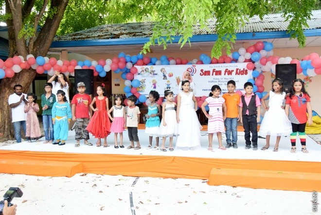 މޭ 15، 2015: ސަން ސިޔާމް ގުރޫޕަށް 25 އަހަރު ފުރުން ފާހަގަ ކުރުމުގެ ގޮތުން ހިންގުމަށް ހަމަޖެހިފައިވާ ހަރަކާތްތަކުގެ ތެރެއިން މުހިޔުއްދީން ސްކޫލުގައި "ސަން ފަން ފޯ ކިޑްސް" ގެ ނަމުގައި ބޭއްވި ކުޑަކުދިންގެ ހަވީރުގެ ތެރެއިން &ndash; ސަންފޮޓޯ/ އަލީ ނަސީރު