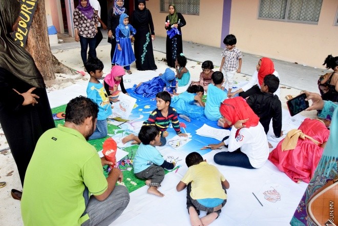 މޭ 15، 2015: ސަން ސިޔާމް ގުރޫޕަށް 25 އަހަރު ފުރުން ފާހަގަ ކުރުމުގެ ގޮތުން ހިންގުމަށް ހަމަޖެހިފައިވާ ހަރަކާތްތަކުގެ ތެރެއިން މުހިޔުއްދީން ސްކޫލުގައި "ސަން ފަން ފޯ ކިޑްސް" ގެ ނަމުގައި ބޭއްވި ކުޑަކުދިންގެ ހަވީރުގެ ތެރެއިން &ndash; ސަންފޮޓޯ/ އަލީ ނަސީރު