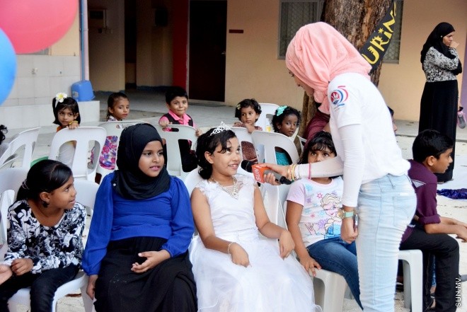 މޭ 15، 2015: ސަން ސިޔާމް ގުރޫޕަށް 25 އަހަރު ފުރުން ފާހަގަ ކުރުމުގެ ގޮތުން ހިންގުމަށް ހަމަޖެހިފައިވާ ހަރަކާތްތަކުގެ ތެރެއިން މުހިޔުއްދީން ސްކޫލުގައި "ސަން ފަން ފޯ ކިޑްސް" ގެ ނަމުގައި ބޭއްވި ކުޑަކުދިންގެ ހަވީރުގެ ތެރެއިން &ndash; ސަންފޮޓޯ/ އަލީ ނަސީރު