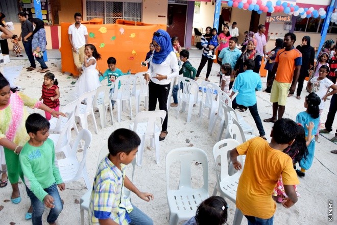 މޭ 15، 2015: ސަން ސިޔާމް ގުރޫޕަށް 25 އަހަރު ފުރުން ފާހަގަ ކުރުމުގެ ގޮތުން ހިންގުމަށް ހަމަޖެހިފައިވާ ހަރަކާތްތަކުގެ ތެރެއިން މުހިޔުއްދީން ސްކޫލުގައި "ސަން ފަން ފޯ ކިޑްސް" ގެ ނަމުގައި ބޭއްވި ކުޑަކުދިންގެ ހަވީރުގެ ތެރެއިން &ndash; ސަންފޮޓޯ/ އަލީ ނަސީރު