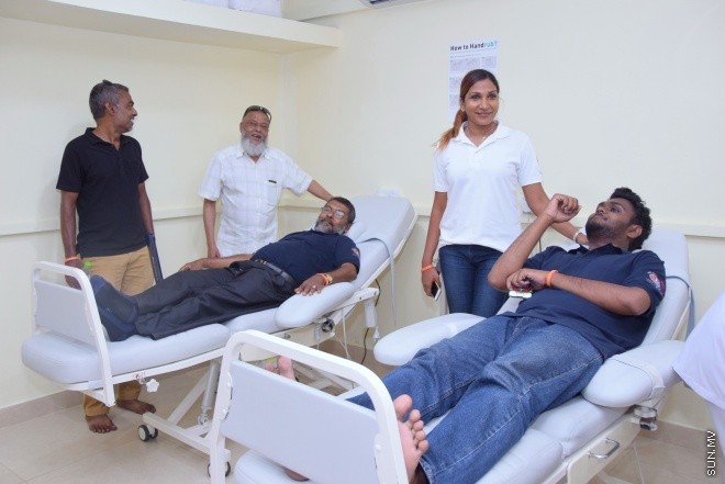 މޭއި 16، 2015: ސަން ސިޔާމް ގުރޫޕުން ތެލެސީމިއާ ސެންޓަރަށް ލޭ ހަދިޔާ ކުރުން