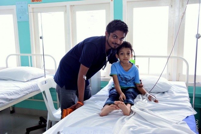 މޭއި 16، 2015: ސަން ސިޔާމް ގުރޫޕުން ތެލެސީމިއާ ސެންޓަރަށް ލޭ ހަދިޔާ ކުރުން
