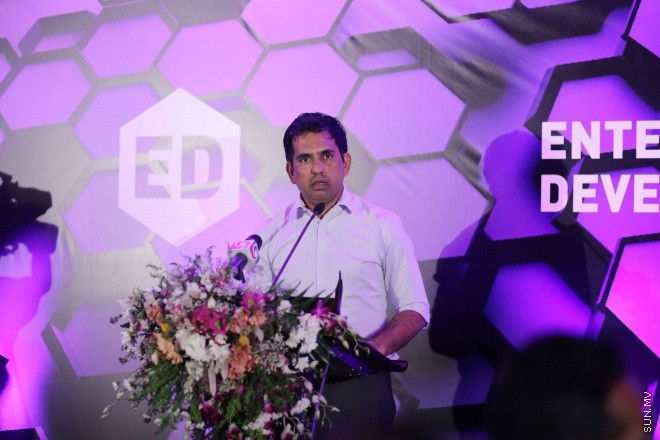 މެއި 17، 2015: ވިޔަފާރިތަކަަށް އެހީތެރިވެދިނުމުގެ ގޮތުން ރާއްޖޭގެ ހަތް ސަރަހައްދެއްގައި އެންޓަޕްރައިސް ޑިވެލޮޕްމެންޓް ސެންޓަރުތަކެއް ގާއިމުކުުރުމުގެ މަޝްރޫއު އިފްތިތާހުކުރުމަށް ބޭއްވި ރަސްމިއްޔާތުގެ ތެރެއިން -- ސަން ފޮޓޯ/ފަޔާޒު މޫސާ