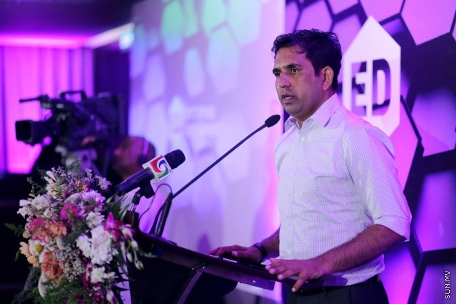 މެއި 17، 2015: ވިޔަފާރިތަކަަށް އެހީތެރިވެދިނުމުގެ ގޮތުން ރާއްޖޭގެ ހަތް ސަރަހައްދެއްގައި އެންޓަޕްރައިސް ޑިވެލޮޕްމެންޓް ސެންޓަރުތަކެއް ގާއިމުކުުރުމުގެ މަޝްރޫއު އިފްތިތާހުކުރުމަށް ބޭއްވި ރަސްމިއްޔާތުގެ ތެރެއިން -- ސަން ފޮޓޯ/ފަޔާޒު މޫސާ