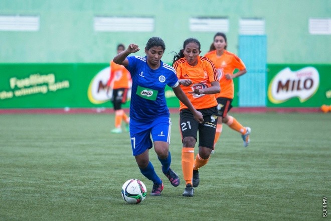 މެއި 24، 2015: މައިލޯ އަންހެން ޑިވިޜަން ފުޓްބޯލް ޗެމްޕިއަންޝިޕްގެ ފުރަތަމަ މެޗްގައި ސަން ހޮޓެލްސް އެންޑް ރިޒޯޓް އާއި އެންމެ ފަހުގެ ޗެމްޕިއަން ނިއުރޭޑިއަންޓް ބައްދަލުކުރި މެޗްގެ ތެރެއިން -- ސަން ފޮޓޯ/ފަޔާޒު މޫސާ 