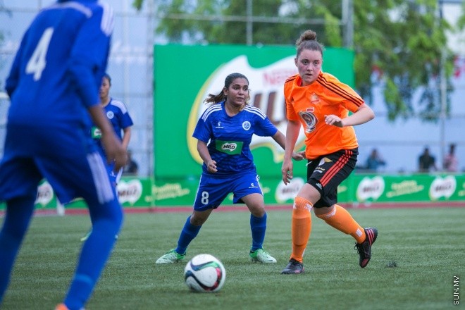 މެއި 24، 2015: މައިލޯ އަންހެން ޑިވިޜަން ފުޓްބޯލް ޗެމްޕިއަންޝިޕްގެ ފުރަތަމަ މެޗްގައި ސަން ހޮޓެލްސް އެންޑް ރިޒޯޓް އާއި އެންމެ ފަހުގެ ޗެމްޕިއަން ނިއުރޭޑިއަންޓް ބައްދަލުކުރި މެޗްގެ ތެރެއިން -- ސަން ފޮޓޯ/ފަޔާޒު މޫސާ 